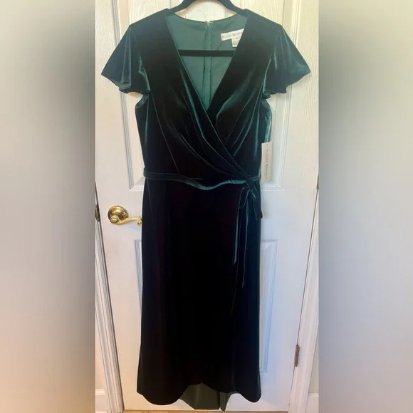 NWT Elegant ALLURE BRIDESMAIDS Green Velvet Dress SZ 12 V-neck built in bra - Picture 1 of 11